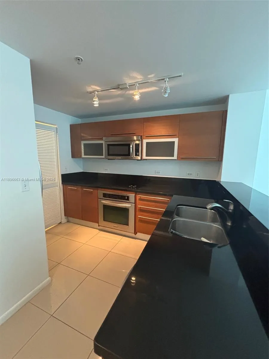 244 Biscayne Blvd, #1606