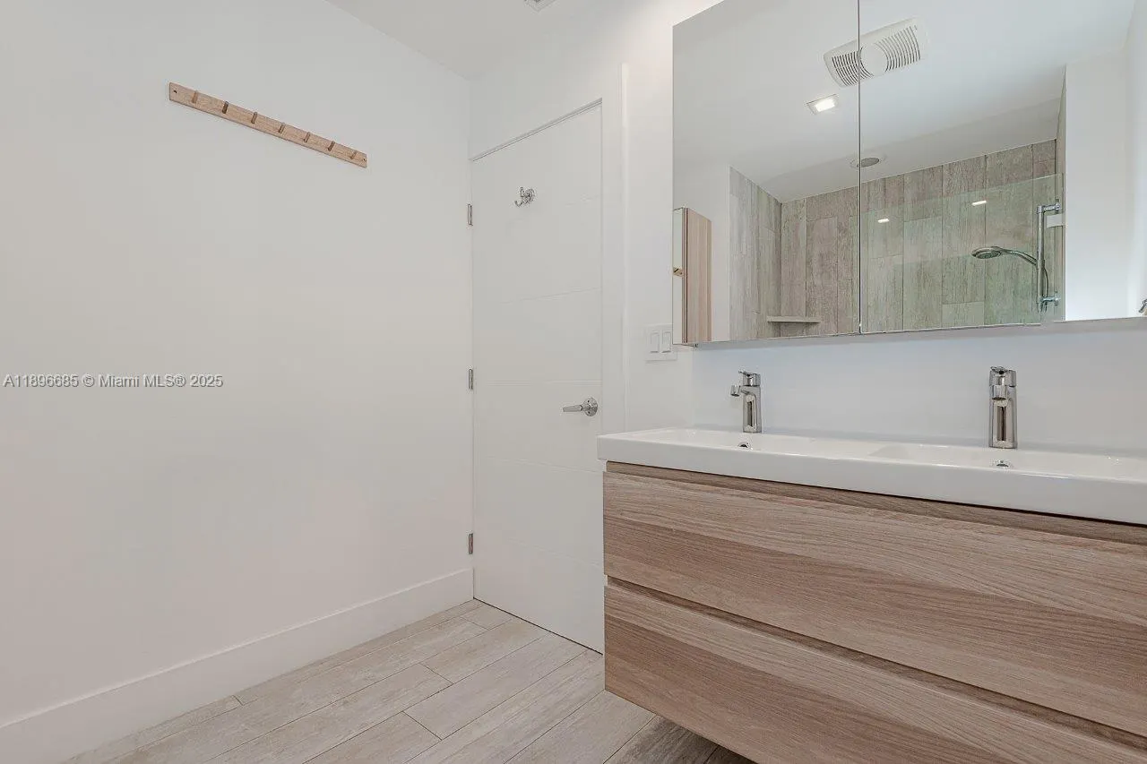 2301 Collins Ave, #PH21