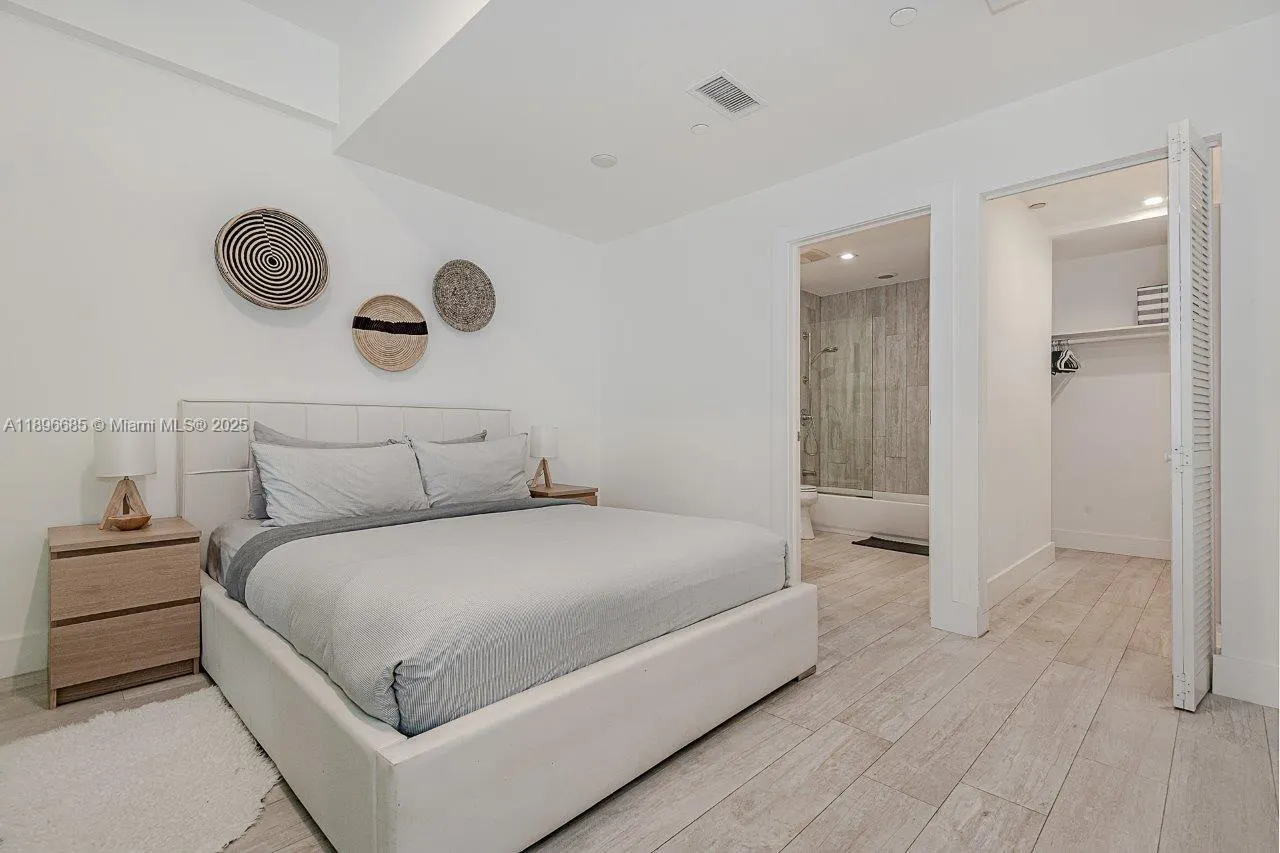 2301 Collins Ave, #PH21