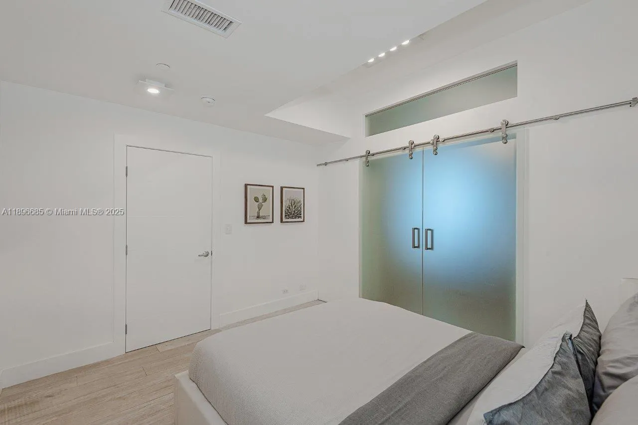 2301 Collins Ave, #PH21