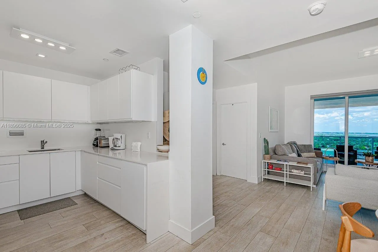 2301 Collins Ave, #PH21
