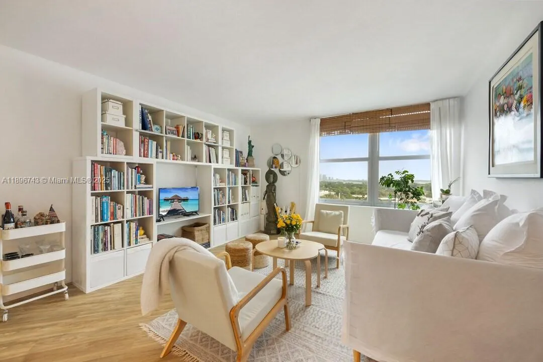 2899 Collins Ave, #1638