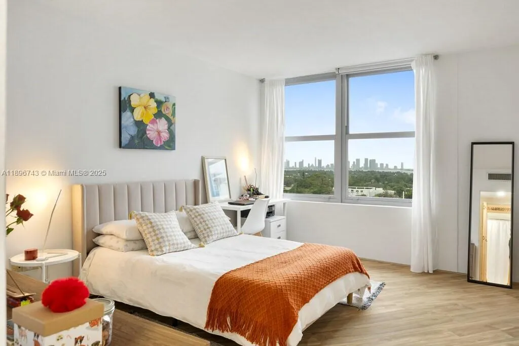 2899 Collins Ave, #1638