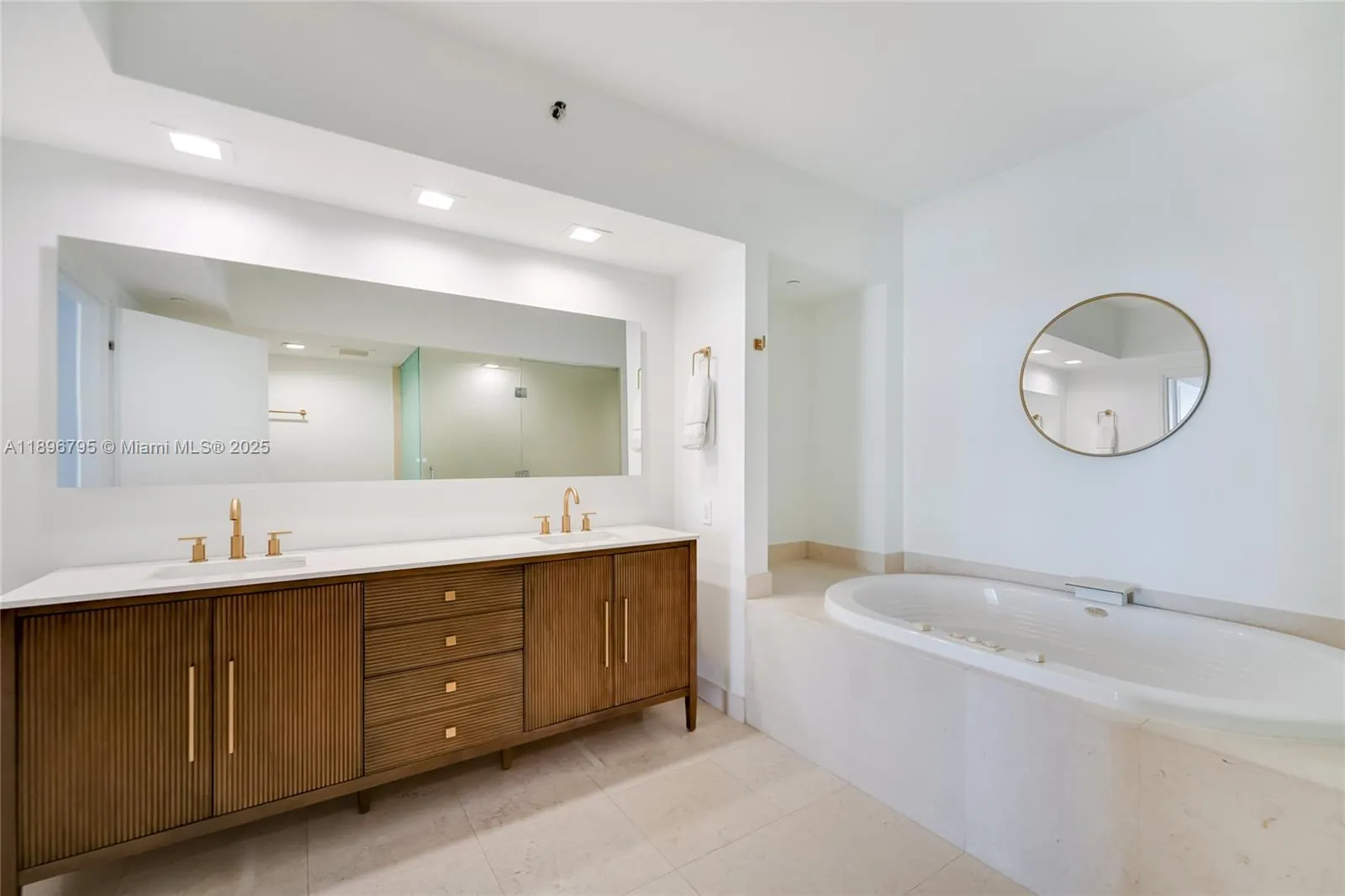 450 Alton Rd, #906