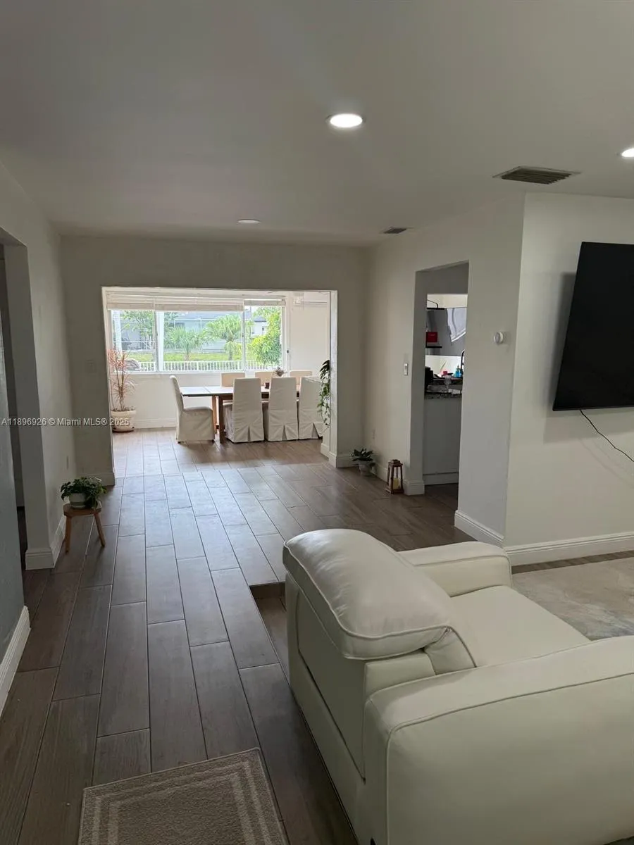 8600 NW 27th Pl