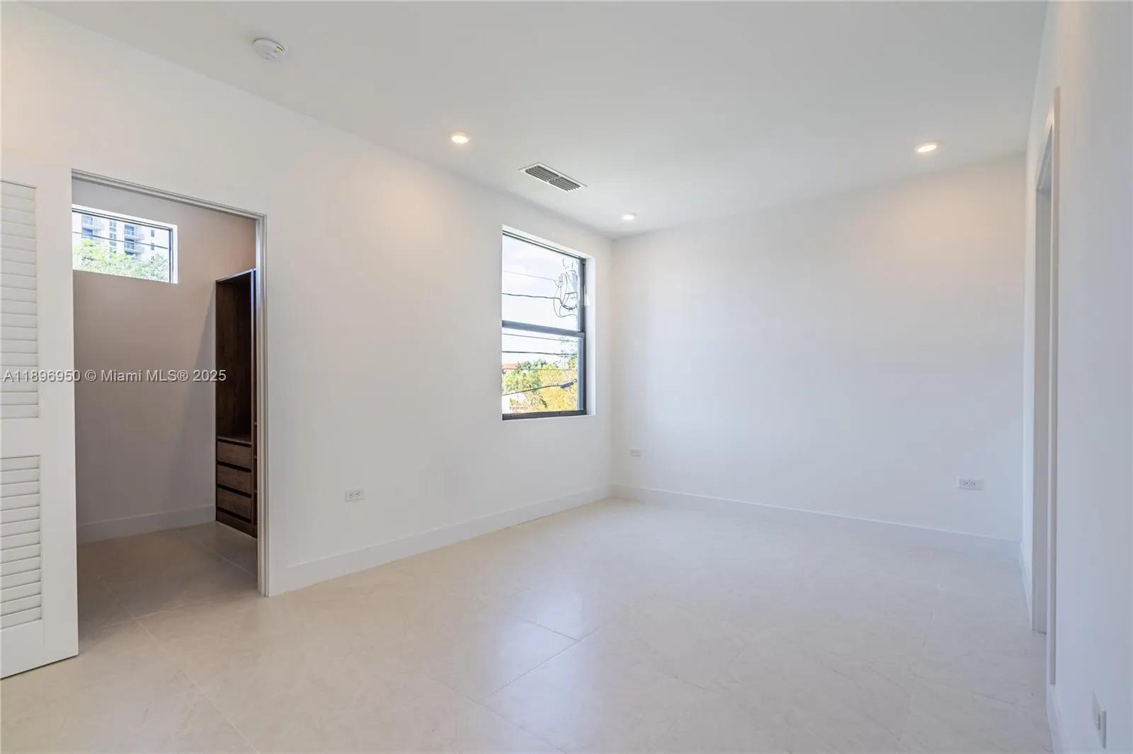 2909 SW 27th Ter