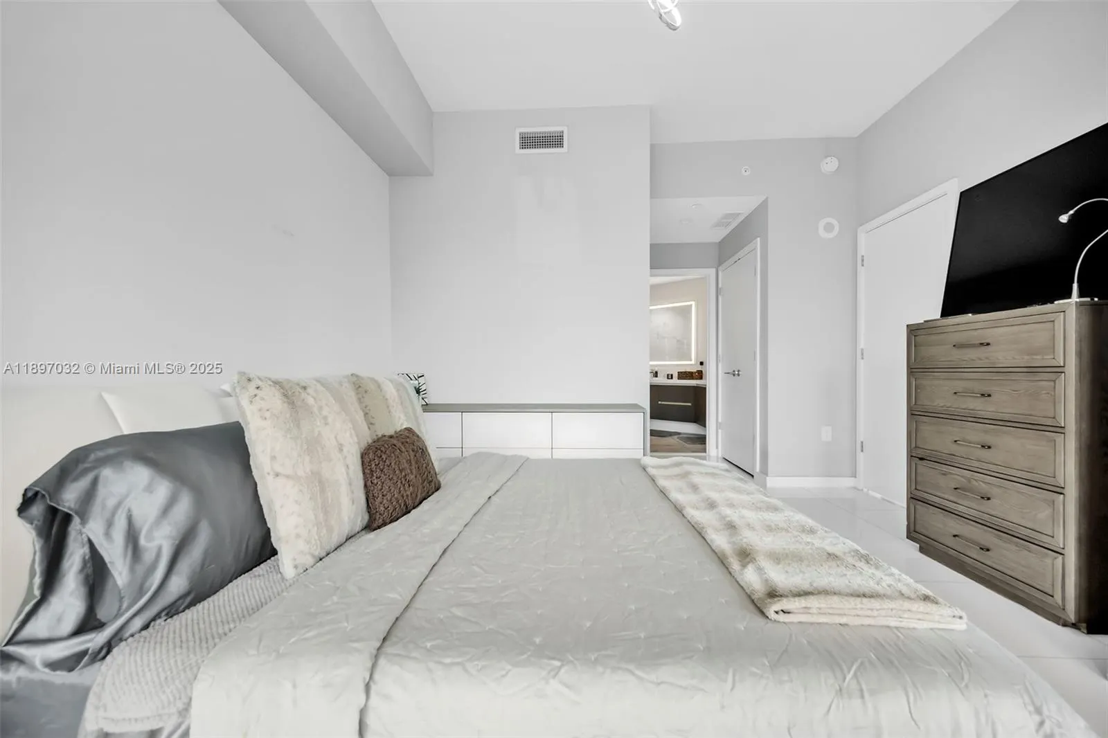 851 NE 1st Ave, #806