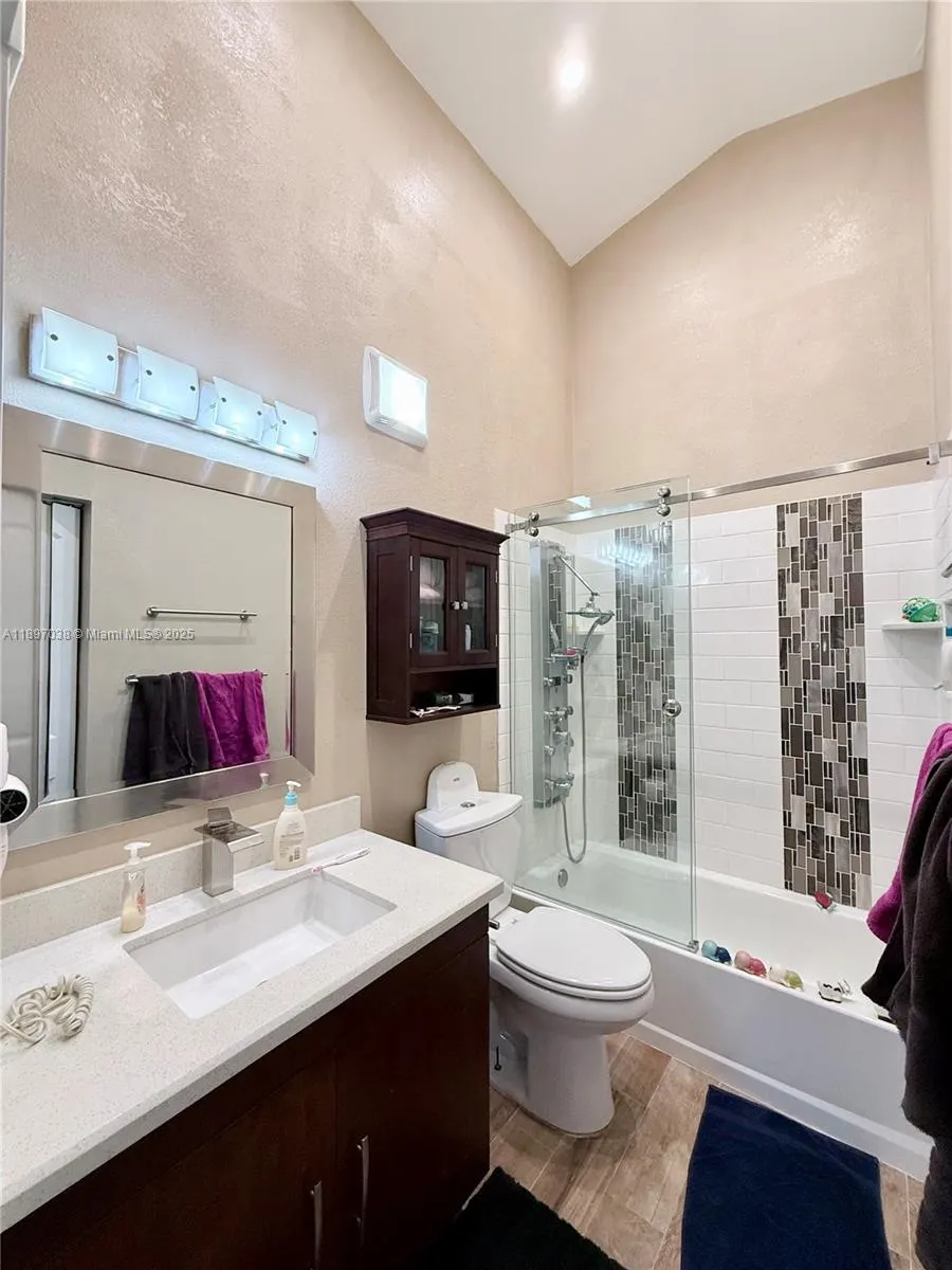 7645 NW 38th Ct