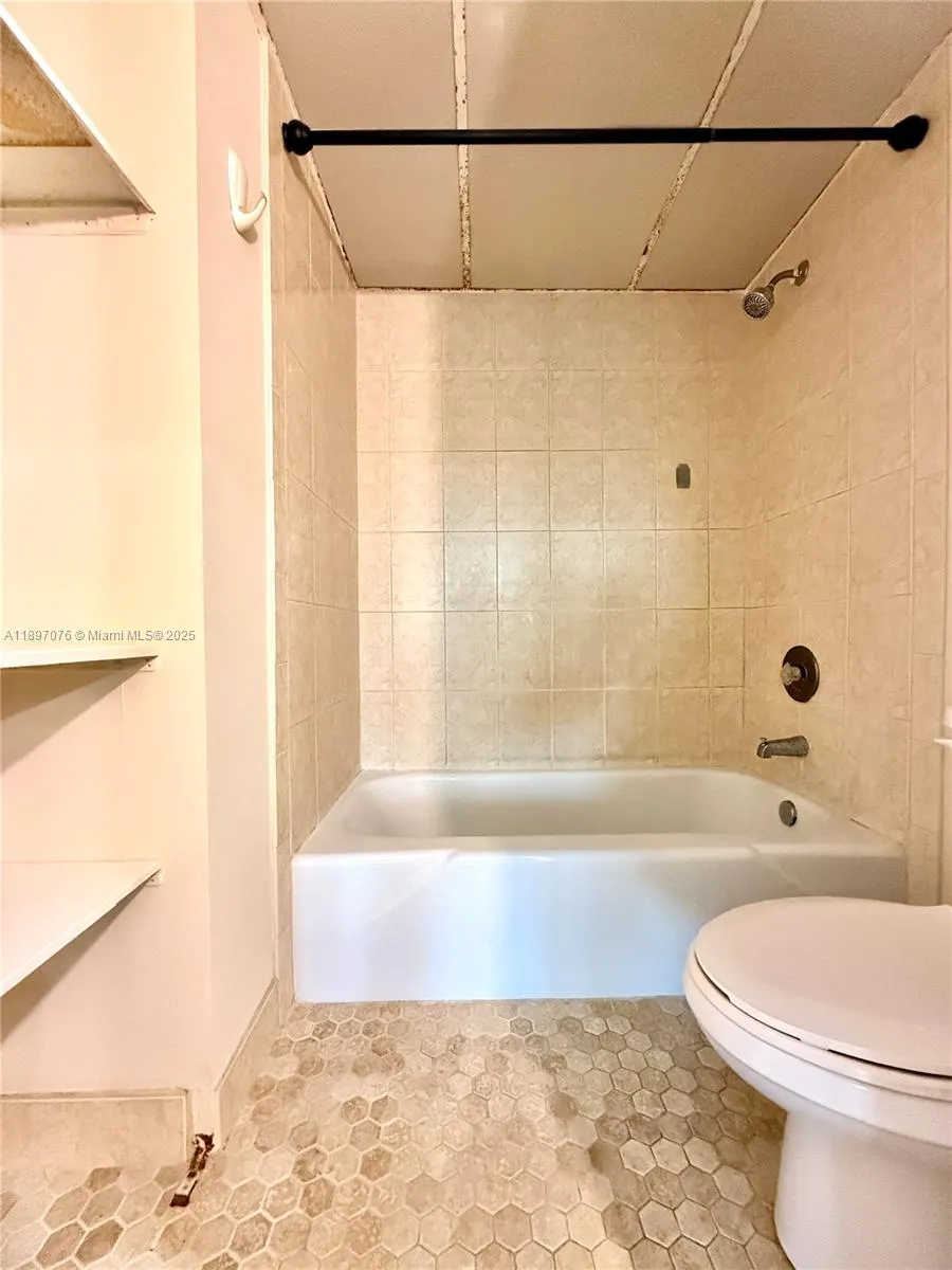 3760 Inverrary Dr, #3D