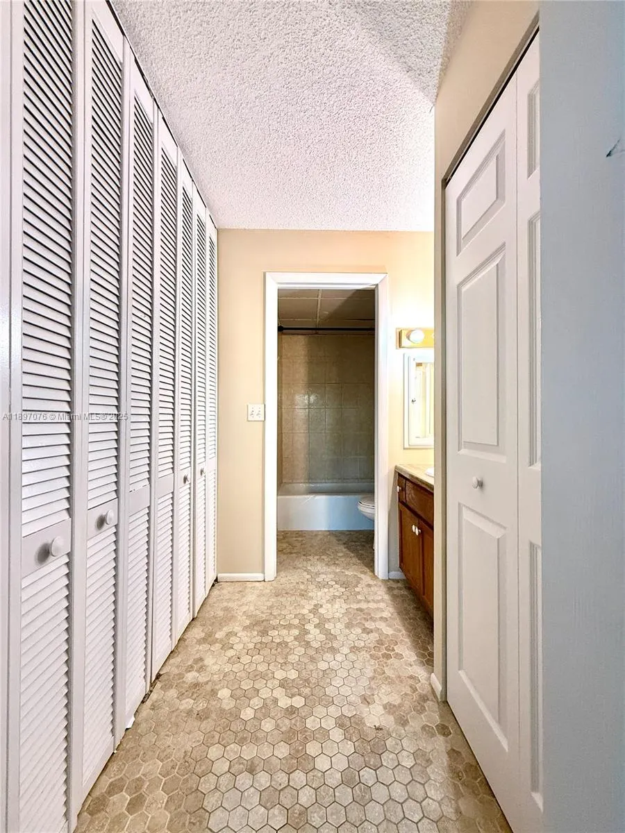 3760 Inverrary Dr, #3D