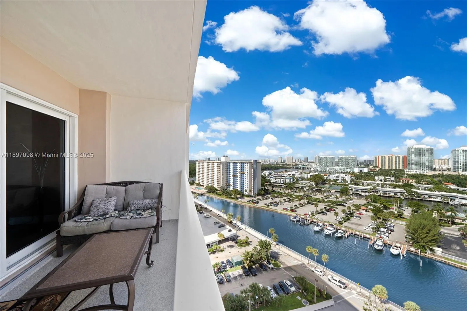 300 Bayview Dr, #1707
