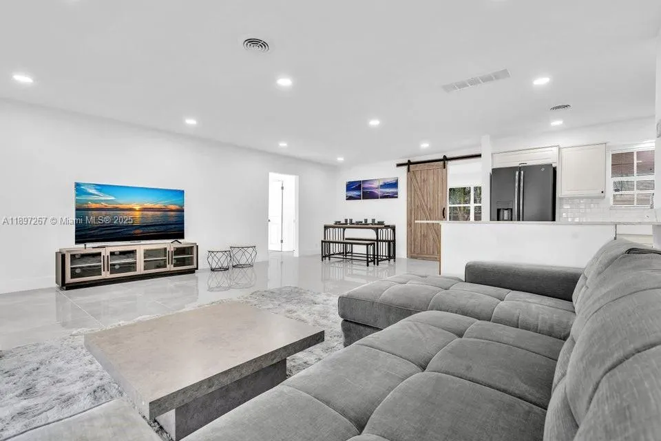 2112 N 14th ter