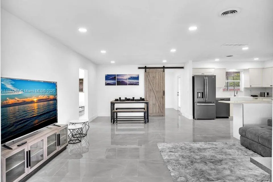 2112 N 14th ter