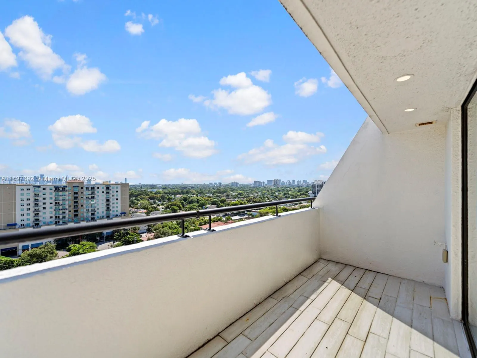 911 E Ponce De Leon Blvd, #1601