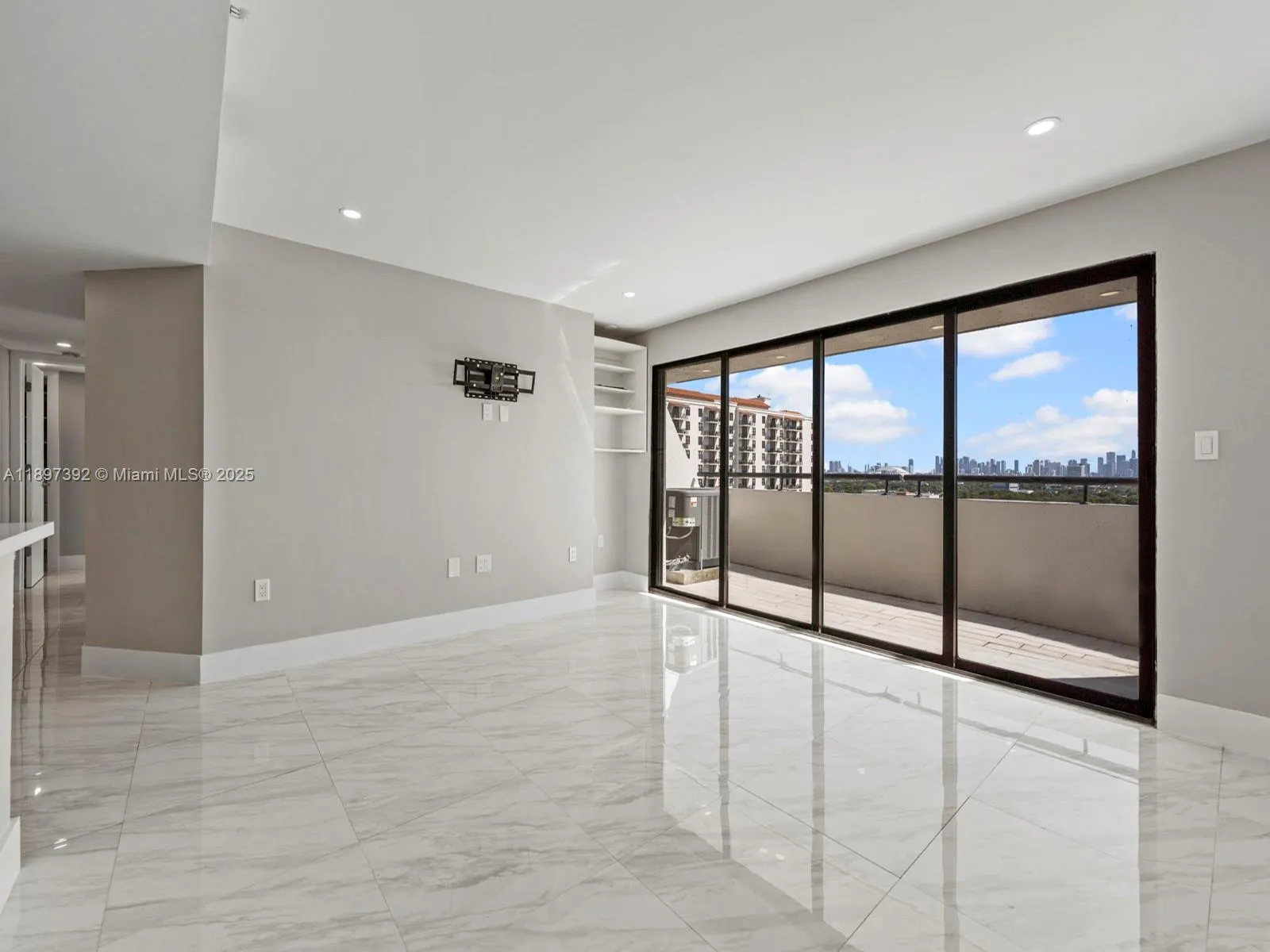 911 E Ponce De Leon Blvd, #1601