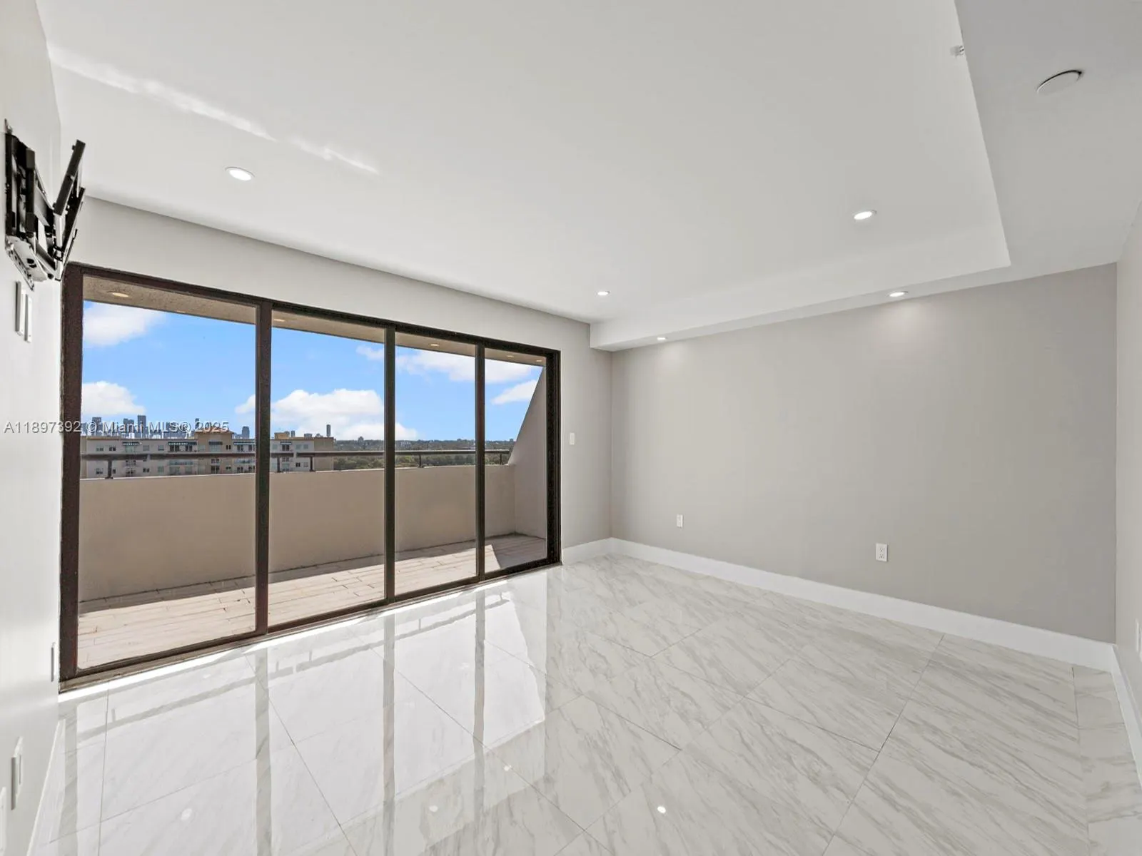 911 E Ponce De Leon Blvd, #1601