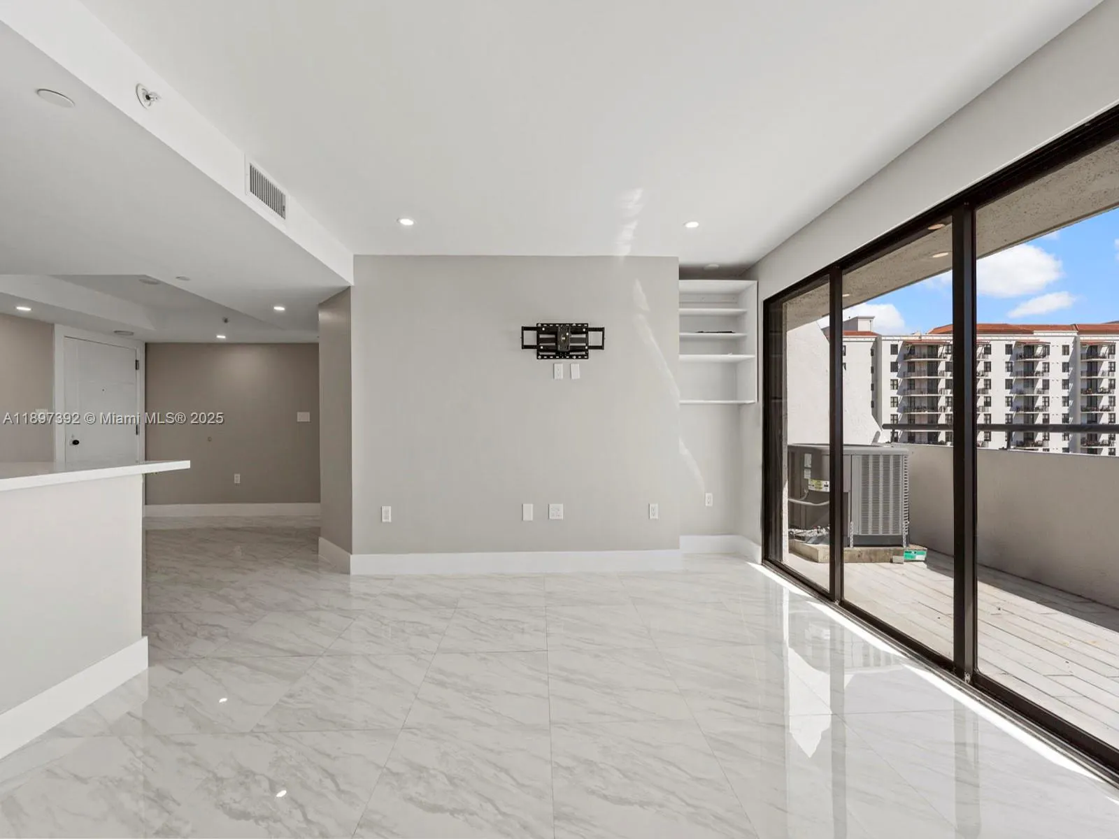 911 E Ponce De Leon Blvd, #1601