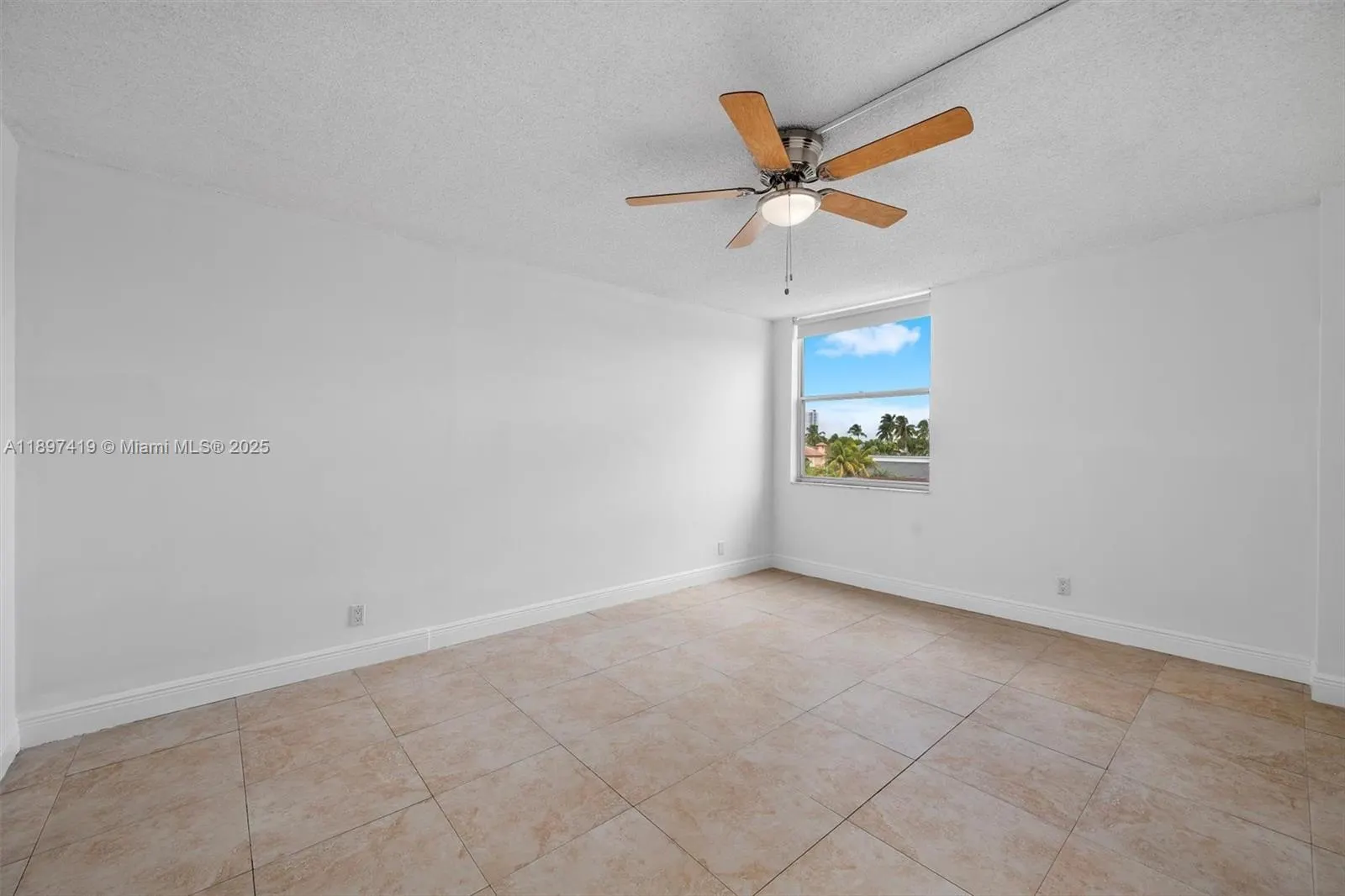 2935 NE 163rd St, #4I