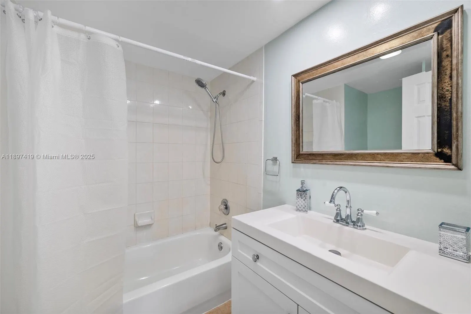 2935 NE 163rd St, #4I