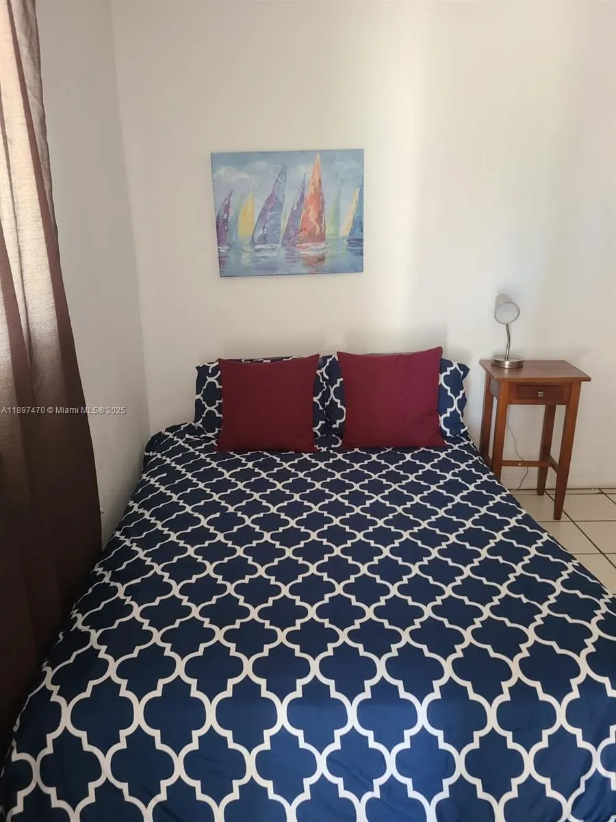 821 Collins Ave, #402