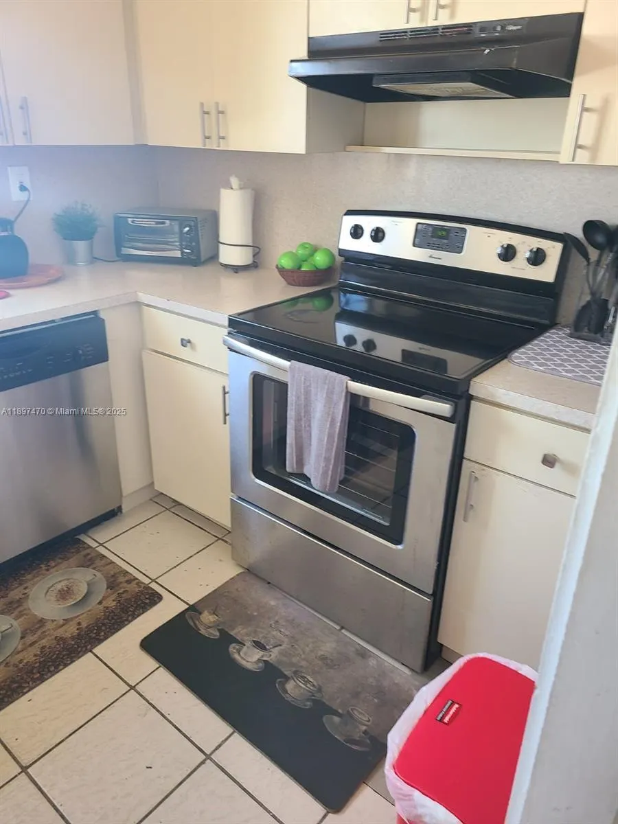 821 Collins Ave, #402