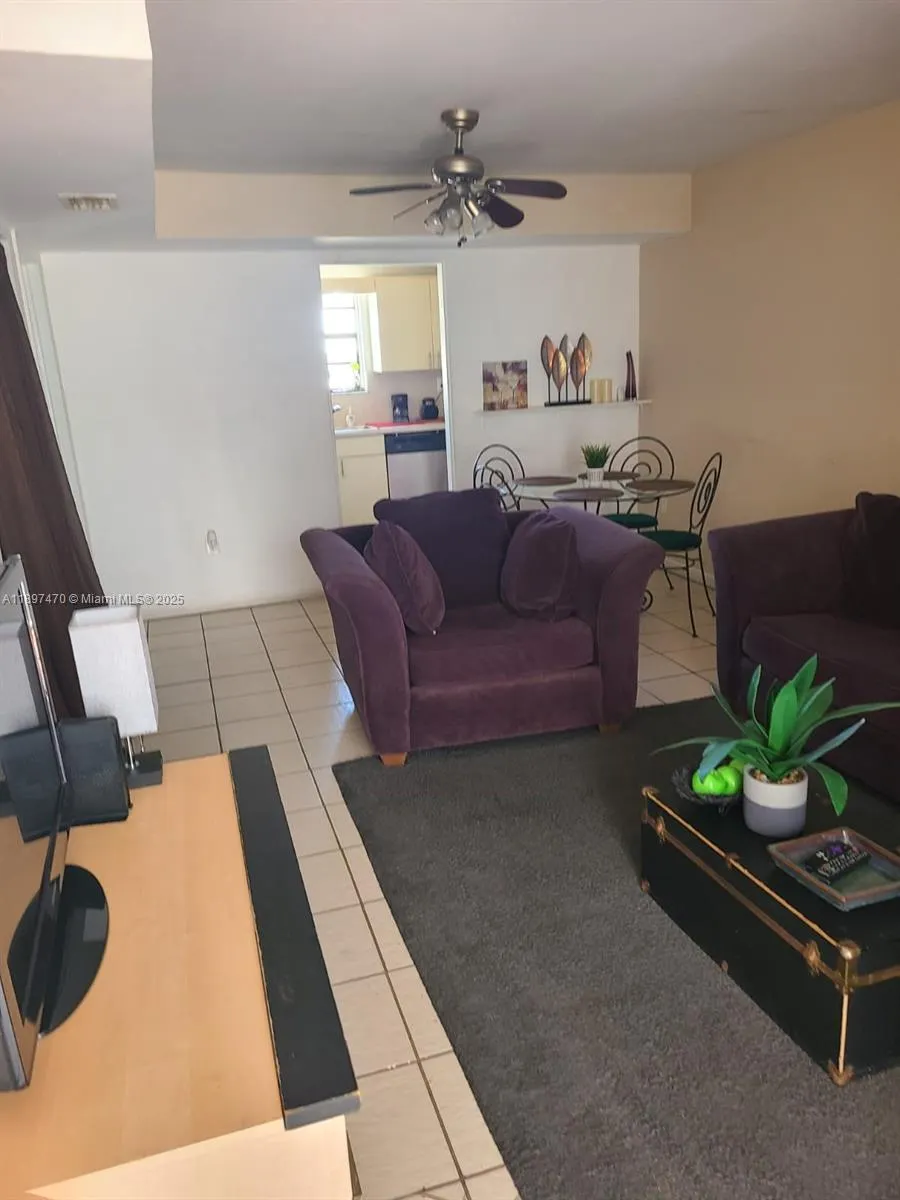 821 Collins Ave, #402