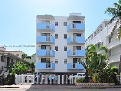 821 Collins Ave, #402
