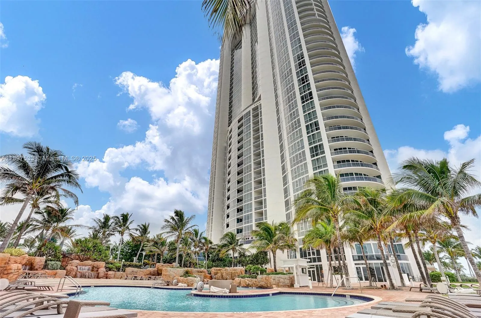 18201 Collins Ave, #708