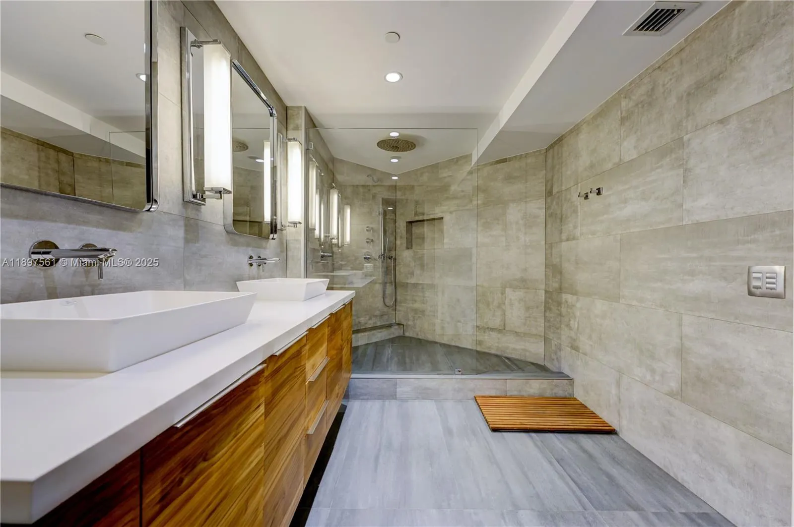 2800 ISLAND BL, #2904