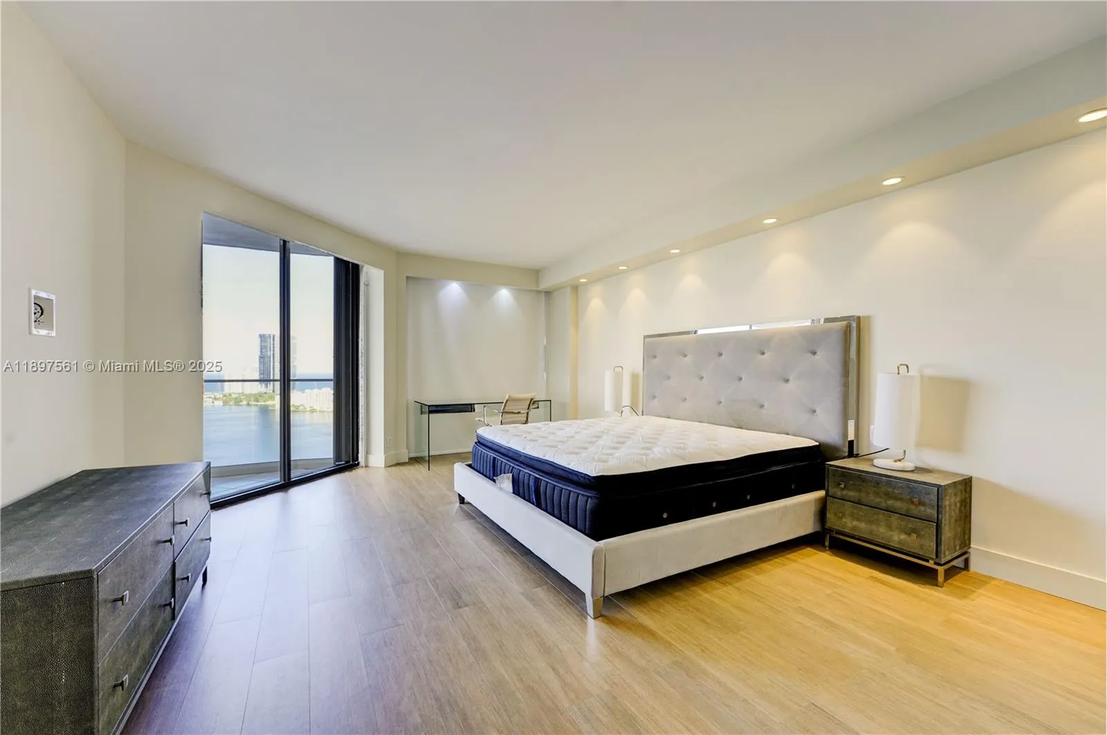 2800 ISLAND BL, #2904