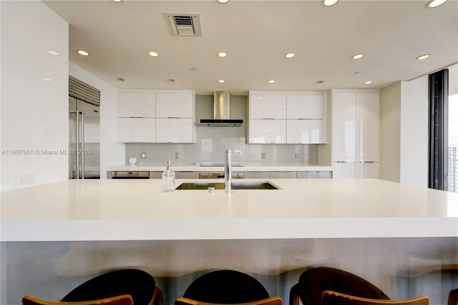 2800 ISLAND BL, #2904