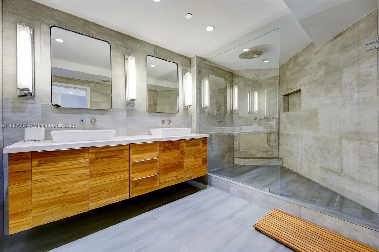 2800 ISLAND BL, #2904