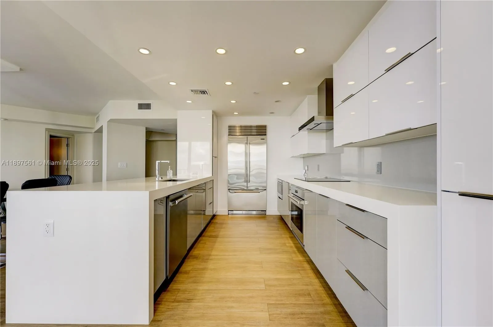 2800 ISLAND BL, #2904