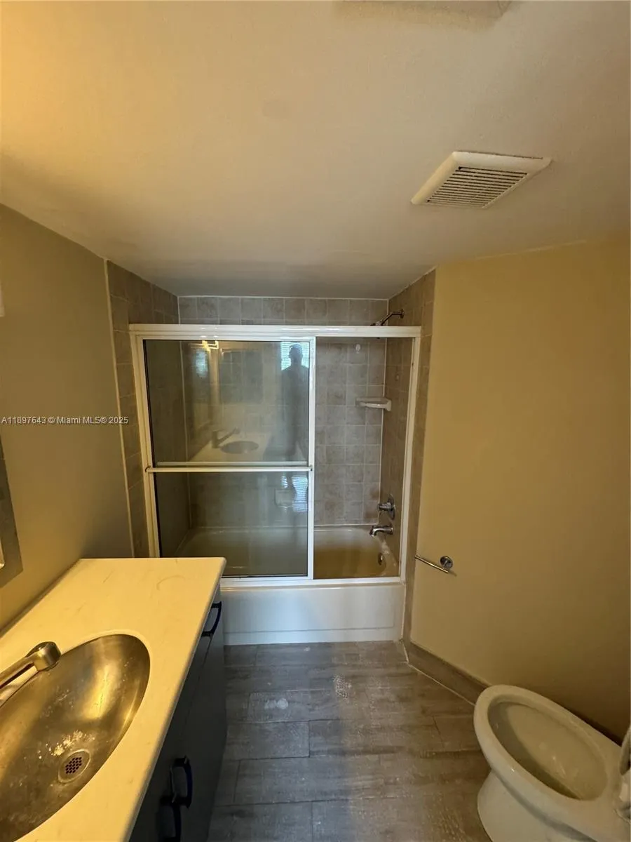 216 Lake Pointe Dr, #120