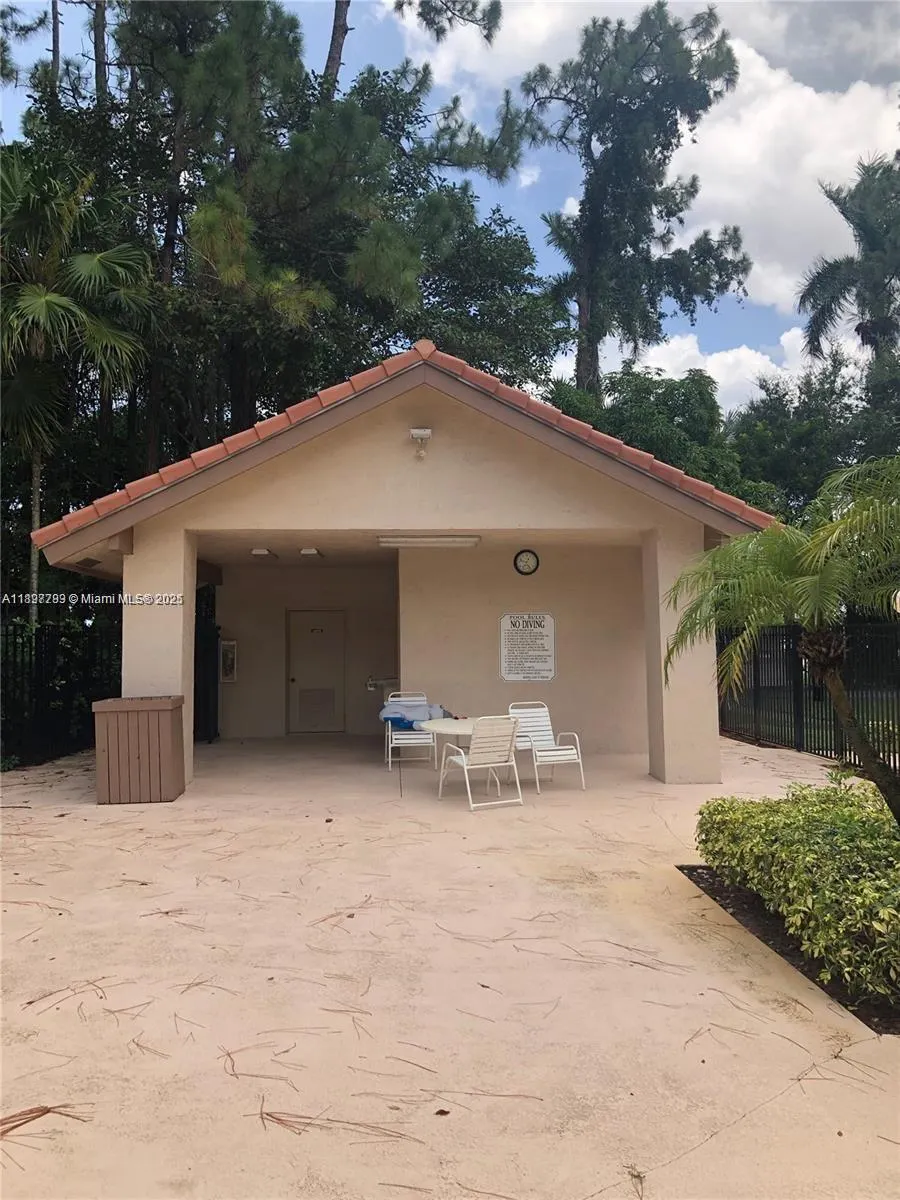5800 Coach House Cir, #E