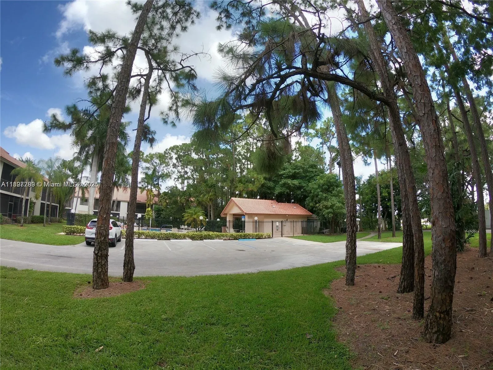 5800 Coach House Cir, #E