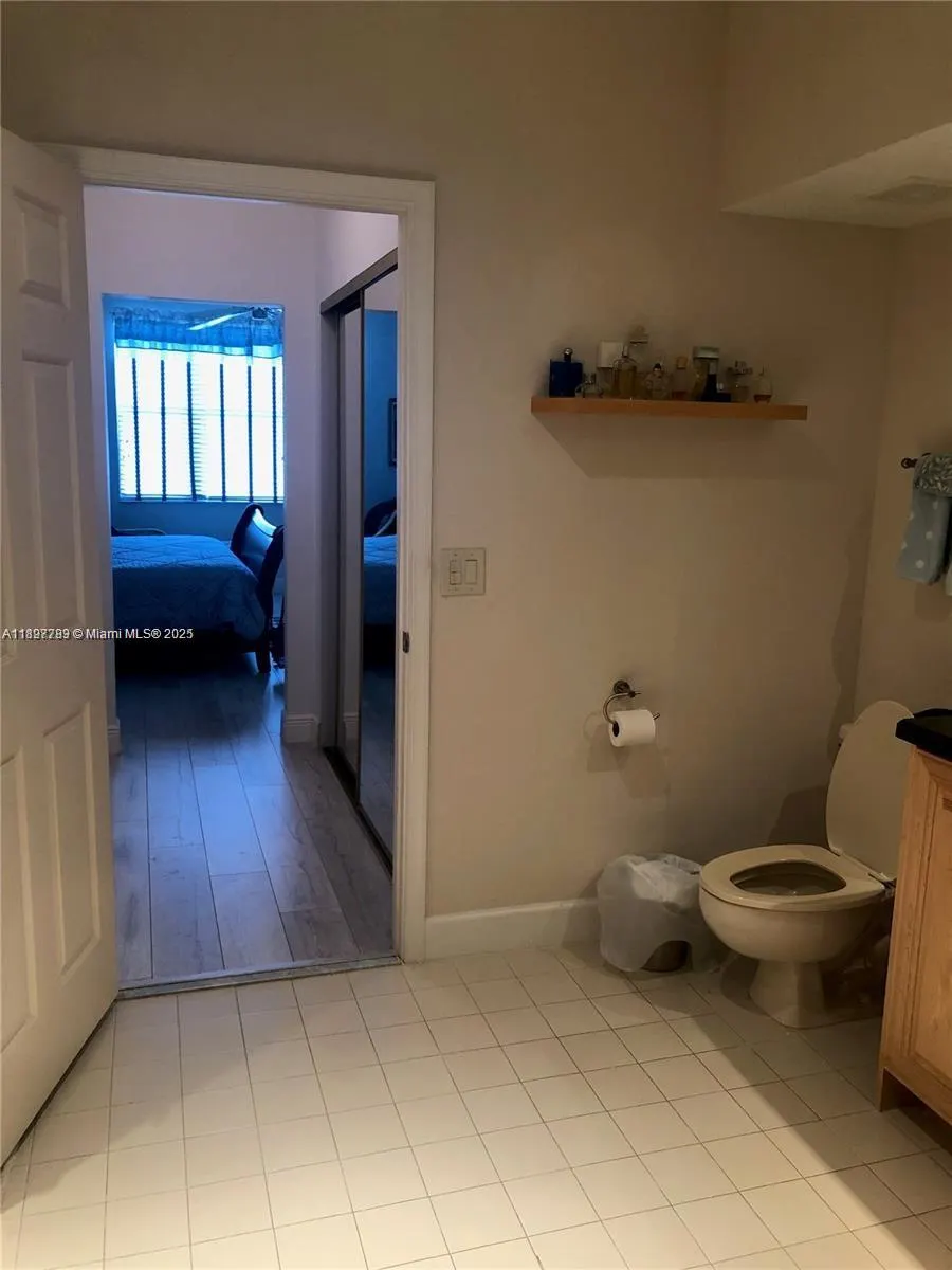 5800 Coach House Cir, #E