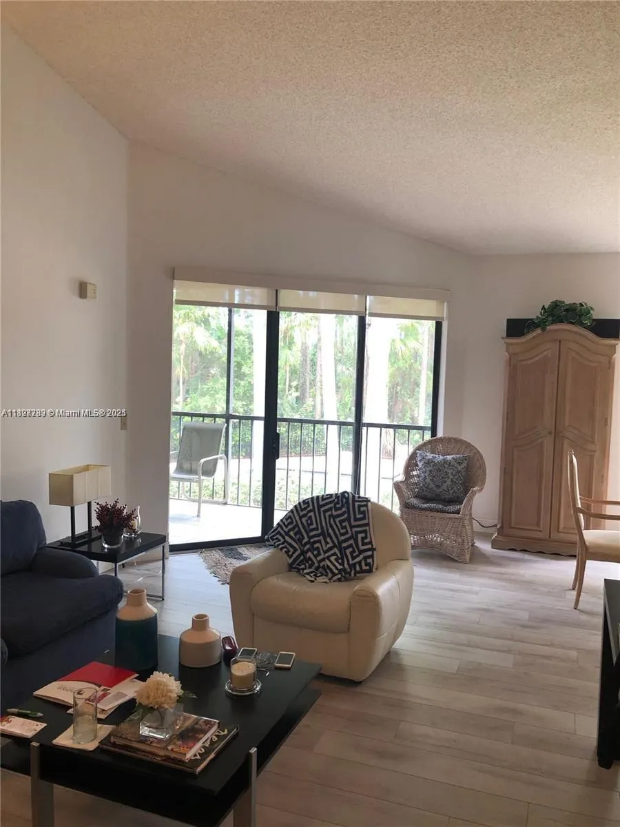 5800 Coach House Cir, #E