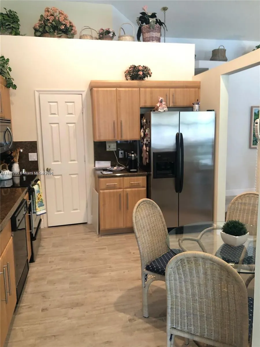 5800 Coach House Cir, #E