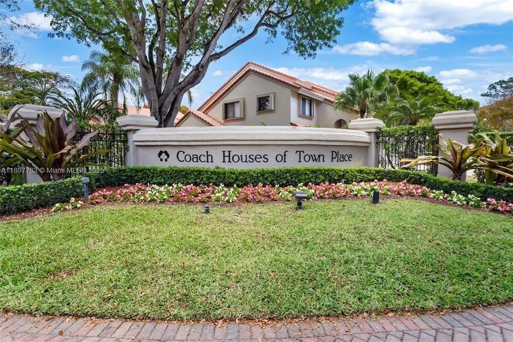 5800 Coach House Cir, #E