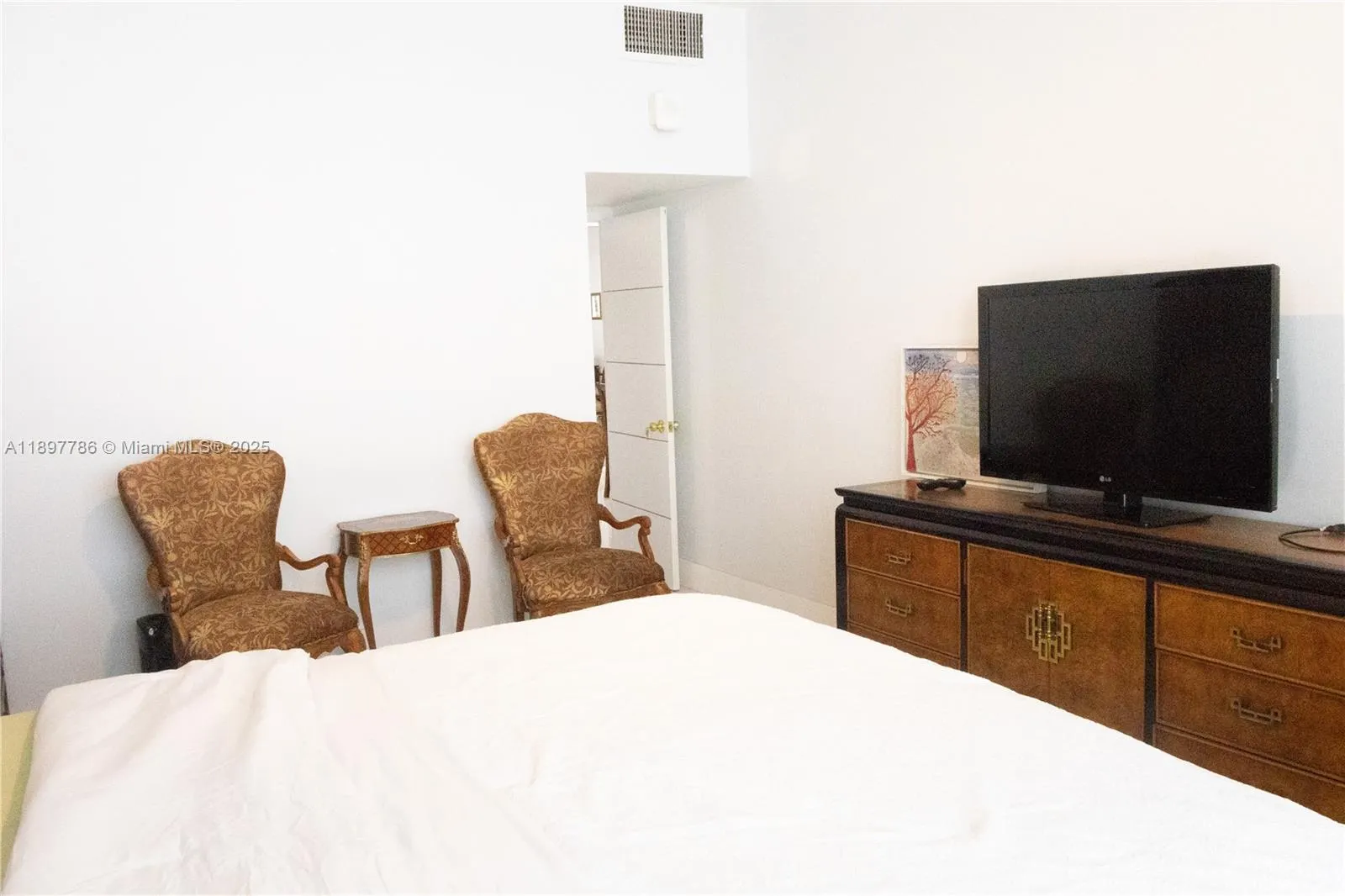 5005 Collins Ave, #1523