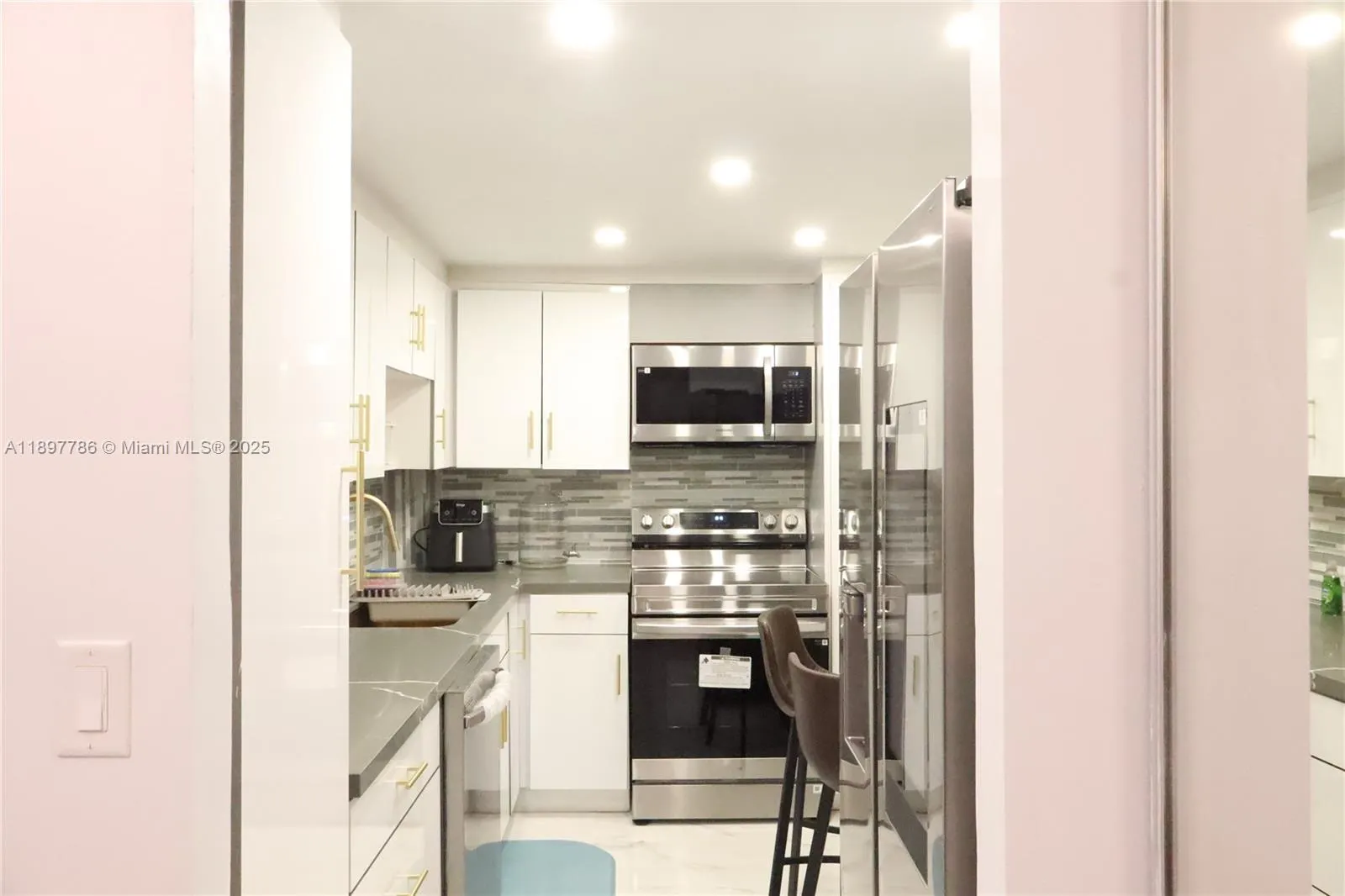 5005 Collins Ave, #1523