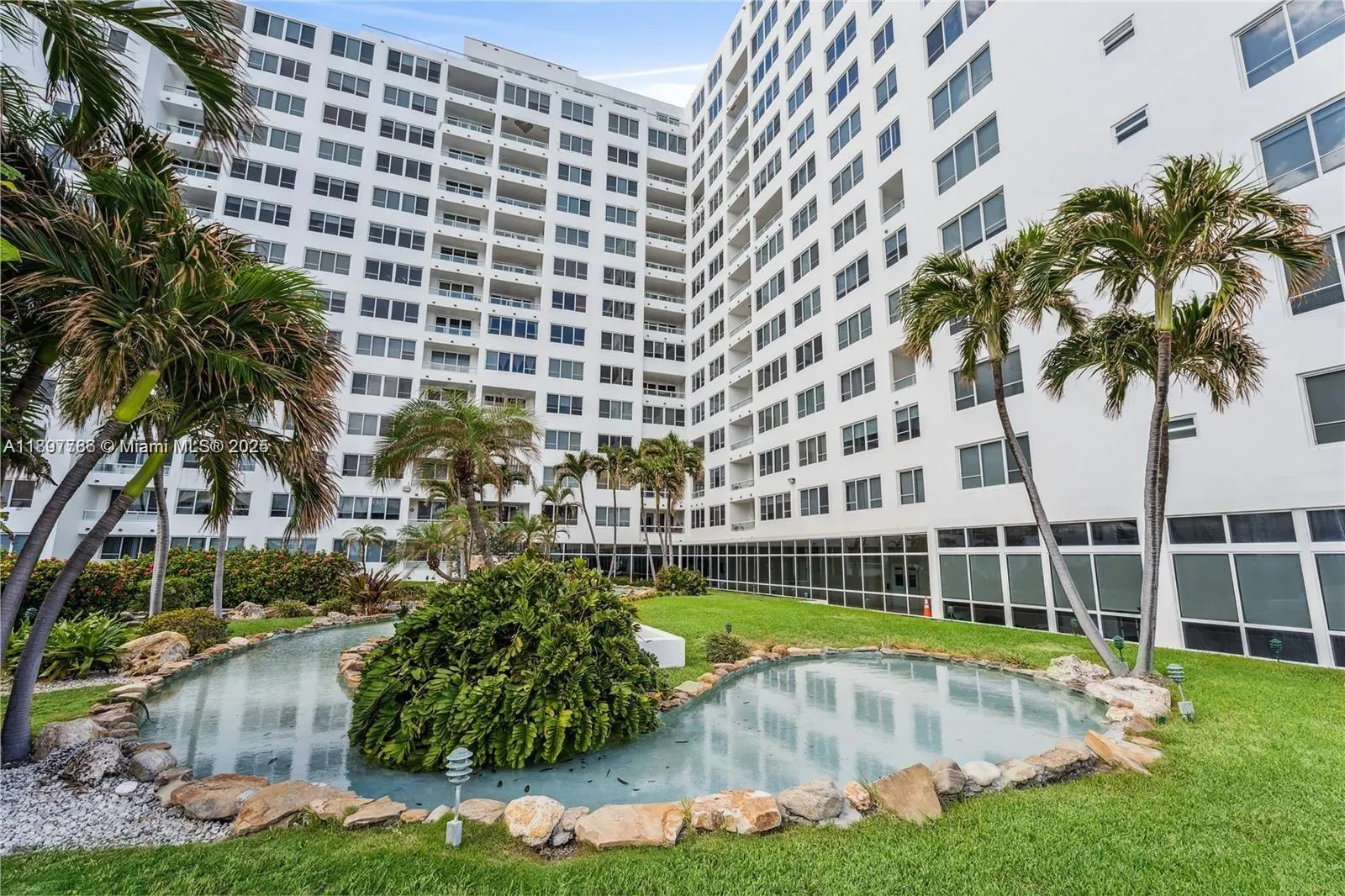 5005 Collins Ave, #1523