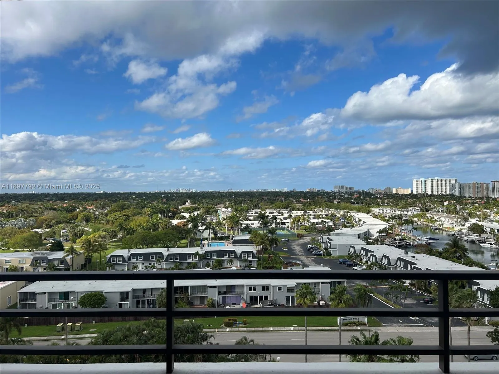2500 Parkview Dr, #1111