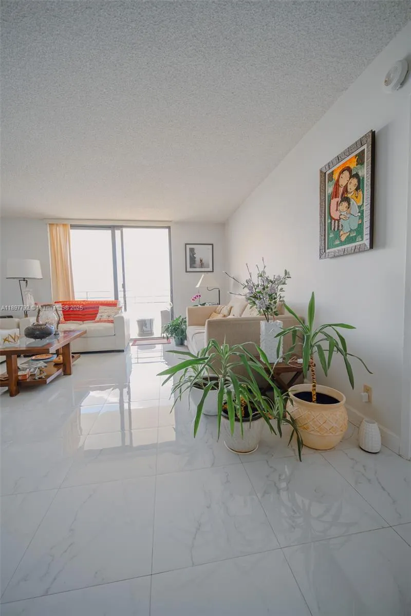 2500 Parkview Dr, #1111