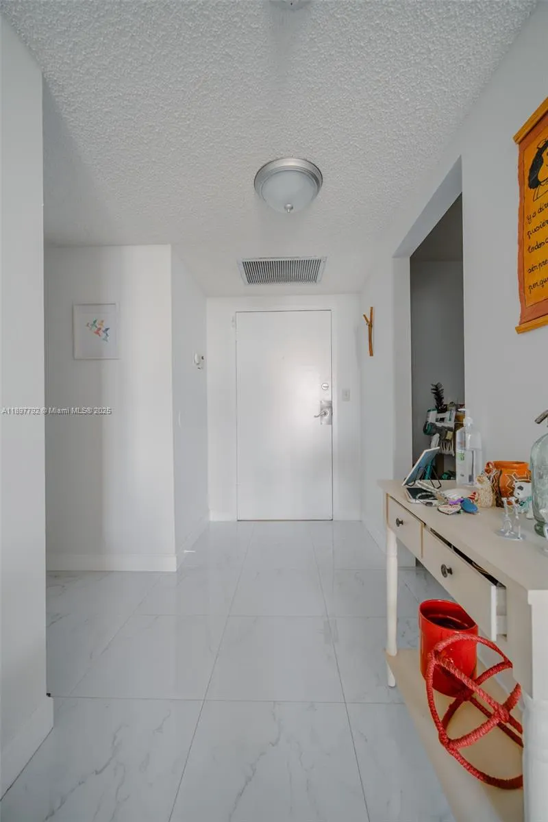 2500 Parkview Dr, #1111