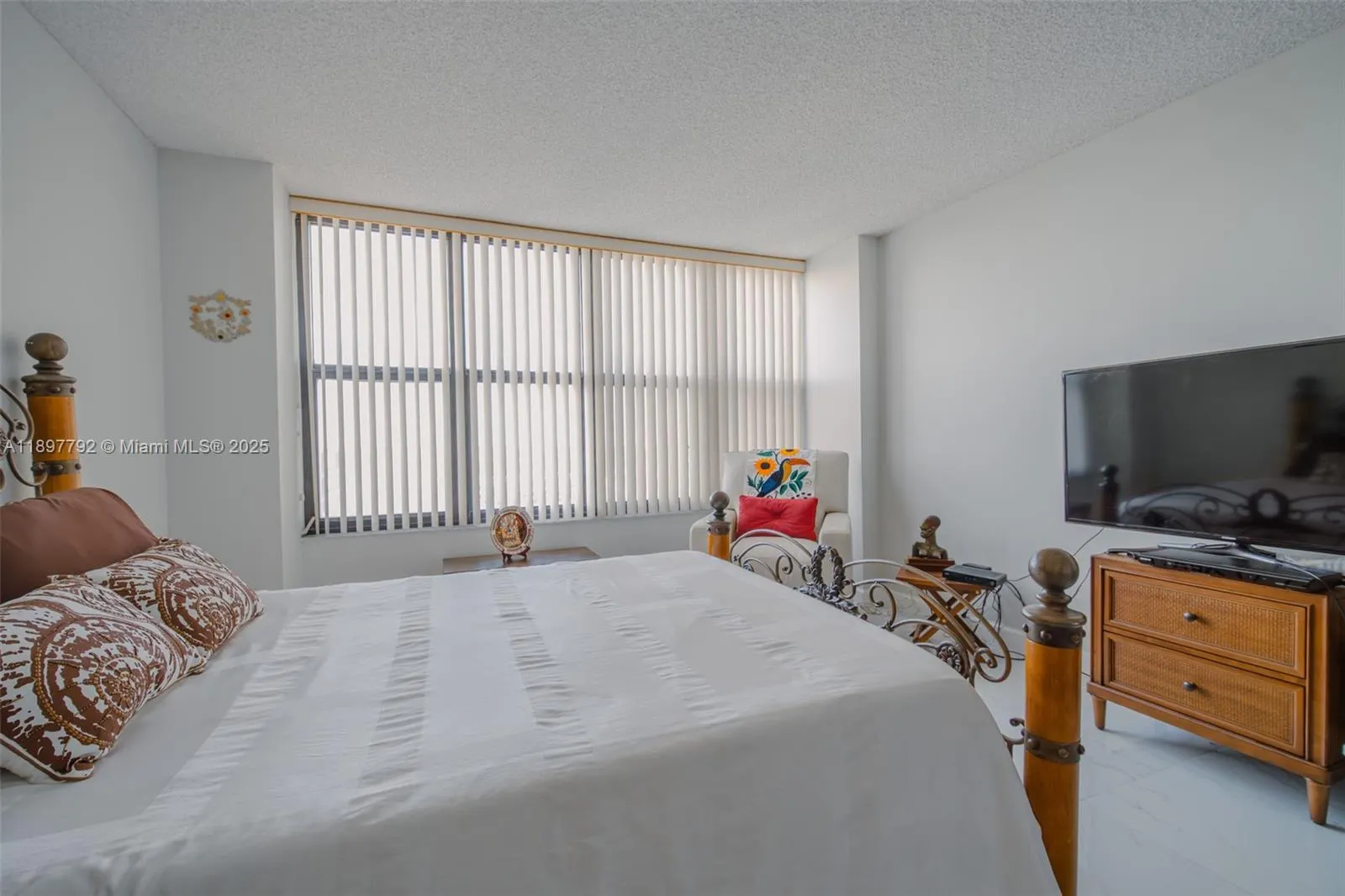2500 Parkview Dr, #1111