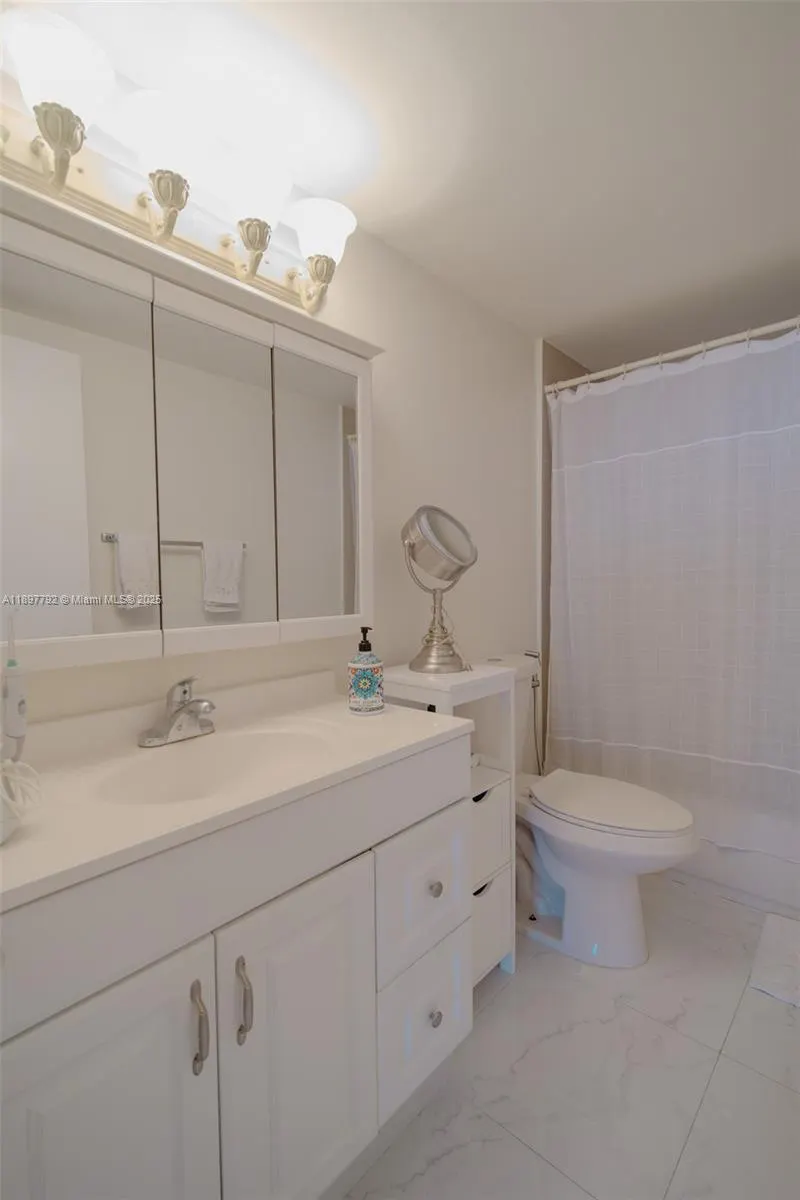 2500 Parkview Dr, #1111