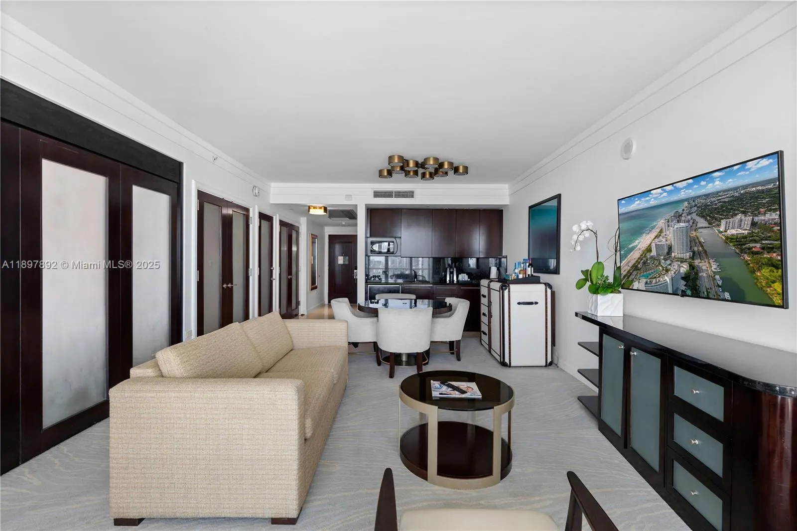 4391 Collins Ave, #1619