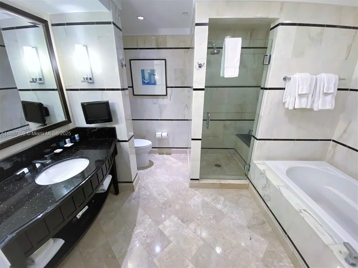 4391 Collins Ave, #1619